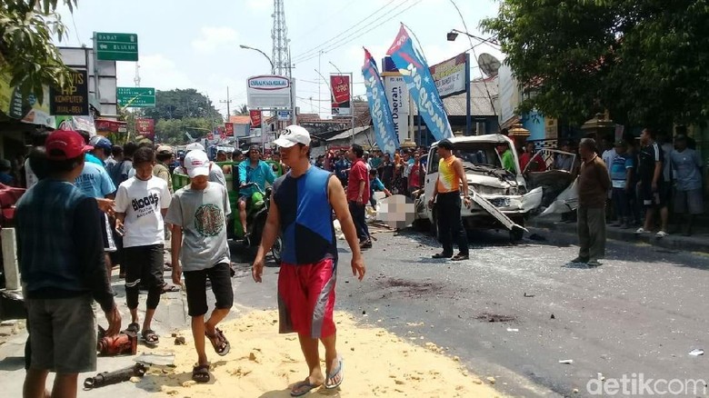 Dump Truk Rem Blong Seruduk Motor dan Mobil, Satu Tewas Dump Truk Rem Blong Seruduk Motor dan Mobil, Satu Tewas