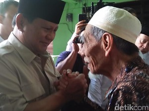 Begini Beda Sambutan Mbah Moen Terima Maruf Amin dengan Prabowo