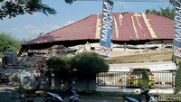 Salah satu gedung perkantoran yang ambruk.