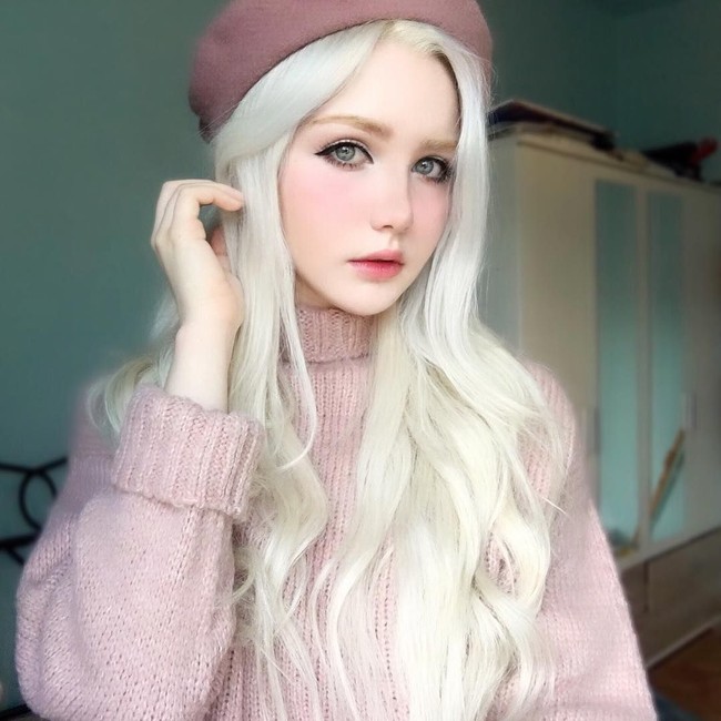 Riasan yang mengaksentuasi blush on dan bibir pink pucat serta bulu mata lentik menjadi ciri khas Icy Tenshi. Foto: Instagram @icy_tenshi