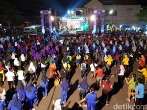 Dukung Asian Para Games, Warga Tulungagung Senam Dayung dan Night Run