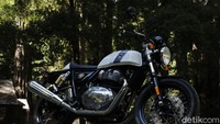 Posisi riding Continental GT 650 ini memang agak menunduk, walaupun tidak terlalu membungkuk seperti motor sport fairing pada umumnya. Hanya, memang mengendarai Continental GT 650 lebih melelahkan ketimbang Interceptor.