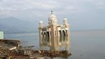 Foto: Masjid Terapung Palu dengan Cahaya 7 Warna Sebelum Kena Tsunami