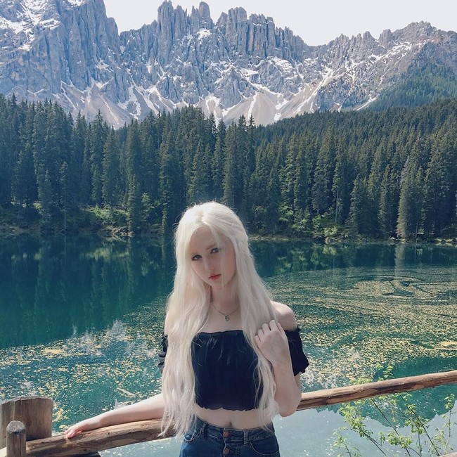 Icy Tenshi memang memiliki penampilan yang sangat cantik. Dengan rambut pirang platinum dan mata biru abu-abu, Icy tampak seperti boneka. Beberapa orang bahkan mengatakan ia mirip seperti seorang peri. Foto: Instagram @icy_tenshi