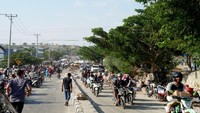 Jalan dipenuhi oleh warga yang lalu lalang membawa sejumlah barang.