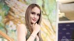 Seksinya Cinta Laura dengan Dress Hijau Belahan Rendah
