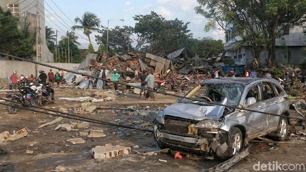 Mobil remuk tersapu gelombang tsunami