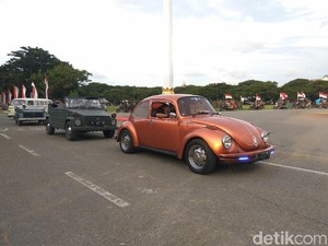 Mobil VW Jadul Ramaikan Pawai Merah Putih Sabang-Merauke