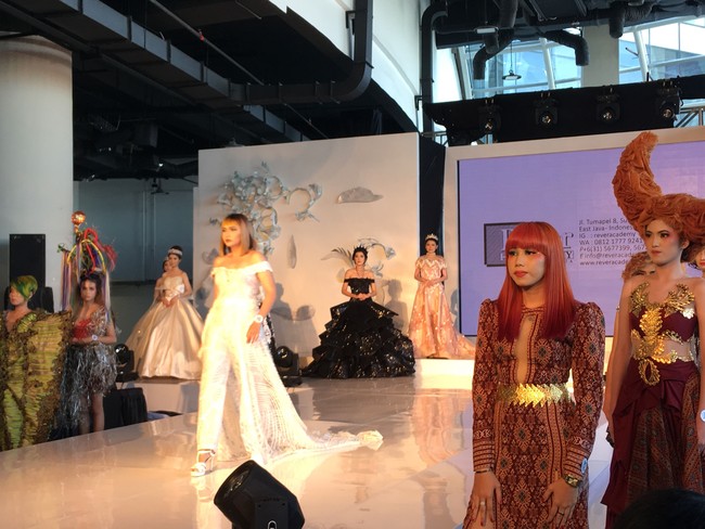 Parade fashion Playdate Collection ini juga merupakan ajang selebrasi tahunan Rever Future Artist. Menunjukkan apa saja yang telah mereka pelajari untuk beauty makeup, fantasy makeup, fashion makeup, korektif makeup dan bridal makeup selama empat hingga enam bulan. Foto: Anggi Mayasari/Wolipop
