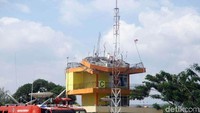 Sejumlah bangunan rusak akibat guncangan gempa berkekuatan 7,4 Magnitudo yang menghantam wilayah Palu dan Donggala, Sulawesi Tengah.