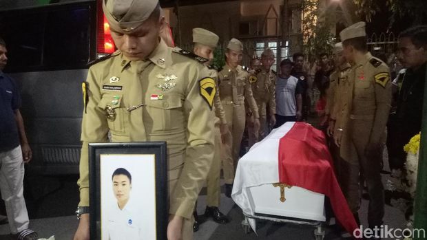 Jenazah Petugas ATC Korban Gempa Palu Disambut Tangis Keluarga Jenazah Petugas ATC Korban Gempa Palu Disambut Tangis Keluarga