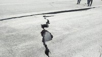Dampak dari gempa, landas pacu atau runway di Bandara Palu retak sepanjang 500 meter. (Foto: dok. Istimewa)
