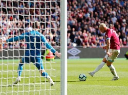 West Ham kembali menjauhkan keunggulan jadi 3-1. Arnautovic lolos dari jebakan offside setelah menerima bola dari Noble. (Foto: Eddie Keogh/REUTERS)
