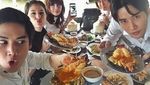 Ganteng dan Hobi Makan, Begini Gaya Mike Angelo Saat Ngemil Cake