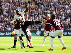 MU coba untuk mencari gol penyeimbang, namun para pemain West Ham mampu membuat lini serang MU tak berdaya. (Foto: Warren Little/Getty Images)
