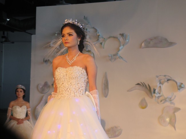 Rever Academy Indonesia tampilkan parade fashion yang menjadikan hair style dan make up terlihat menonjol di gelaran acara Art de Beaute. Acara yang bertema Playdate ini merupakan karya Rever Future Artist atau siswa Rever Academy. Foto: Anggi Mayasari/Wolipop