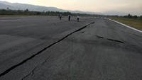 Tampak ada sejumlah retakan di runway tersebut (Foto: dok. Istimewa)
