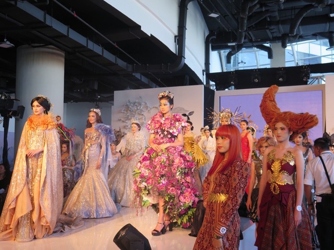 Menurut Riva, penampilan seseorang bukan hanya ditentukan dari fashion atau busana yang dikenakannya saja, tetapi makeup dan tatanan rambut bisa memberi cahaya dan warna tersendiri untuk menyempurnakannya.Foto: Anggi Mayasari/Wolipop