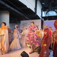 Menurut Riva, penampilan seseorang bukan hanya ditentukan dari fashion atau busana yang dikenakannya saja, tetapi makeup dan tatanan rambut bisa memberi cahaya dan warna tersendiri untuk menyempurnakannya.Foto: Anggi Mayasari/Wolipop