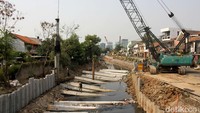 Proses pengerjaan turap Kali Grogol terus dikebut, Sabtu (29/9/2018).