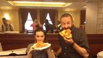 Intip Leighton Meester Masak di Dapur Umum hingga Melahap Pizza