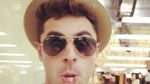 Tampan dan Atletis, Zac Efron Hobi Makan Es Krim hingga Kue