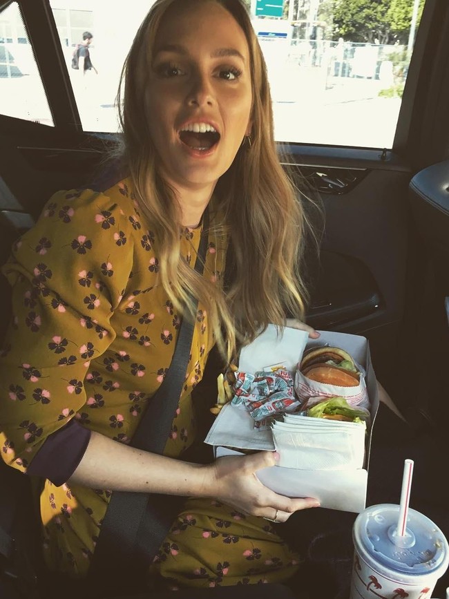 Leighton Meester datang dari keluarga kurang mampu dan dulu tumbuh dalam kondisi memprihatinkan. Pemeran Blair Waldorf ini harus menghidupi dirinya sendiri karena ibunya dipenjara akibat jadi pengedar narkoba. Diasuh oleh neneknya, Leighton harus kerja serabutan demi bertahan hidup. Foto: Instagram itsmeleighton