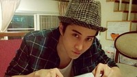 Mike yang lahir pada 19 Desember 1989 ini senang makan. Buktinya ia banyak menyantap beragam makanan termasuk seloyang cake cokelat yang sedang ia potong-potong ini. Foto: Instagram @m1keangelo