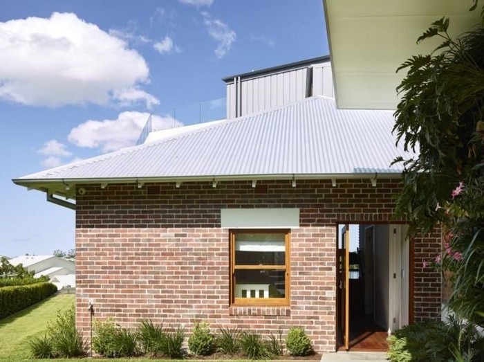 Sebuah rumah di Teneriffe, Australia dibangun di lokasi yang ekstrem di puncak tebing. Supaya tak longsor, spek rumah ini pun dipermak sedikit.