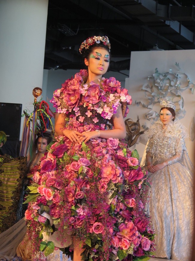 “Tampilan ini mereka semua pakai warna playfull, bold, tetapi tanpa menghilangkan jati diri mereka. Beberapa ada mermaid, floral, dan ada bridal juga,” terang Riva. Foto: Anggi Mayasari/Wolipop