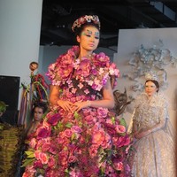 “Tampilan ini mereka semua pakai warna playfull, bold, tetapi tanpa menghilangkan jati diri mereka. Beberapa ada mermaid, floral, dan ada bridal juga,” terang Riva. Foto: Anggi Mayasari/Wolipop