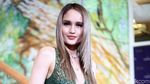 Seksinya Cinta Laura dengan Dress Hijau Belahan Rendah