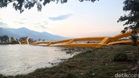 Namun kini jembatan yang jadi kebanggaan warga Palu dan Indonesia itu hancur kena hantaman gempa bumi yang terjadi pada Jumat (28/9/2019). Kepala Pusat Data, Informasi, dan Humas BNPB Sutopo Purwo Nugroho, mengatakan pemukiman yang ada di dekat jembatan juga ikut hancur.