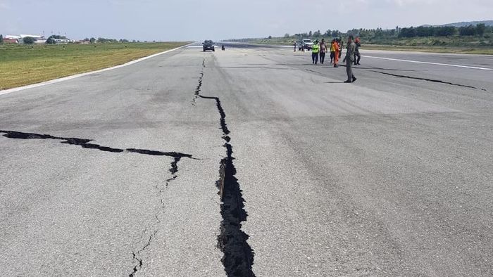 Foto: Runway Bandara Palu yang retak akibat gempa. (Dok TNI AU). Foto: Runway Bandara Palu yang retak akibat gempa. (Dok TNI AU).
