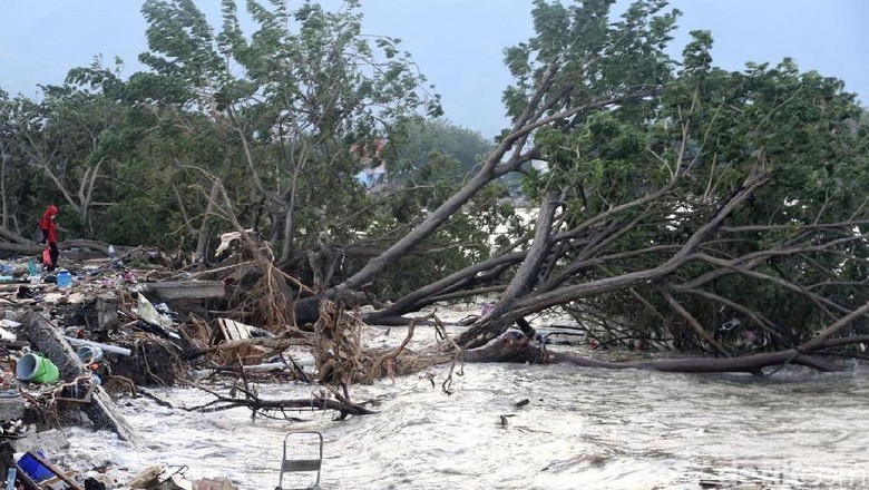 Muncul Lumpur Usai Gempa di Sigi Bikin Bangunan dan Pohon Jalan Muncul Lumpur Usai Gempa di Sigi Bikin Bangunan dan Pohon Jalan