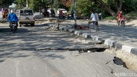 Kondisi jalan tampak hancur meski tidak terputus dan masih  bisa dilalui.