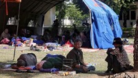 Sejumlah warga tampak memilih beristirahat di luar tenda pengungsian agar tak berdesak-desakan dengan yang lain.