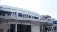 Tampak jendela di salah satu bandara di Palu pecah dan rusak akibat gempa.