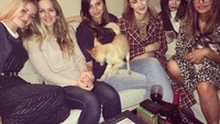 Kumpul bareng teman-teman memang paling asyik. Leighton memilih minum red wine saat habiskan waktu bersama. Foto: Instagram itsmeleighton