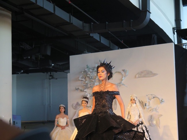 Playdate hadir memberikan keceriaan dan kenyamanan, yang dapat menjadikan diri mereka apa adanya, tak hanya mengikuti tren tapi menyesuaikan dan dapat bermain dengan style mereka. Masyarakat pun sudah mulai dapat menghargai dan lebih menunjukkan warna yang mereka padu padankan dengan tren terkini, yang menjadikan dunia lebih berwarna dan cantik. Foto: Anggi Mayasari/Wolipop