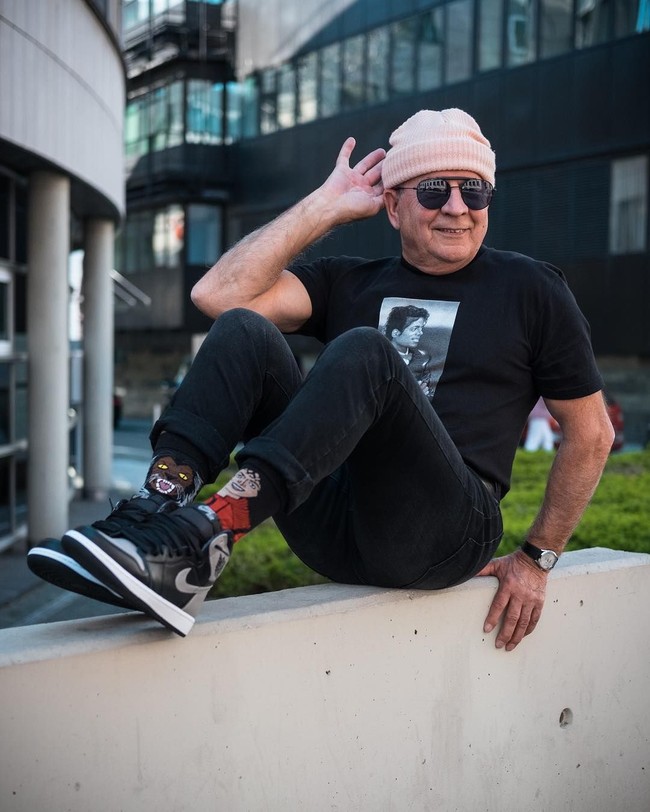 Kakek asal Berlin, Jerman tersebut punya gaya kekinian ala hypebeast yang banyak digandungi anak muda saat ini. Alojz Abram mengaku punya ketertarikan dengan gaya busana tersebut karena terinspirasi cucu sejak dua tahun lalu  Foto: Instagram @jaadiee