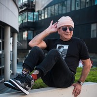 Kakek asal Berlin, Jerman tersebut punya gaya kekinian ala hypebeast yang banyak digandungi anak muda saat ini. Alojz Abram mengaku punya ketertarikan dengan gaya busana tersebut karena terinspirasi cucu sejak dua tahun lalu  Foto: Instagram @jaadiee