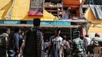 Warga Palu Berebut Barang-barang di Mal Tatura
