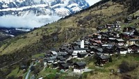 Sebuah desa kecil di Canton of Valais yang bernama Albinen ditinggalkan oleh warganya. Banyak keluarga dan warga muda yang pergi, hingga populasi dari desa ini berkurang menjadi 240 orang. Istimewa/Bored Panda/Gerhard Mathieu.