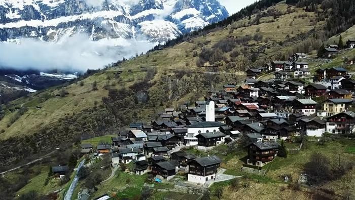 Punya rumah di daerah pegunungan dengan pemandangan yang indah dengan hidup yang sudah terjamin, terdengar seperti mimpi. Tapi mimpi itu nyata di Swiss.