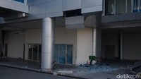 Tampak kaca-kaca pecah dan berserakan dimana-mana.