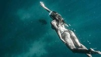 Ilana suka main air di laut sambil snorkeling. (ilanacollins/Instagram)