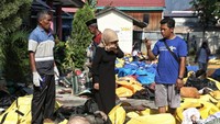 Beberapa warga masih mencari keluarganya yang hilang.