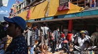 Warga terus berdatangan ke lokasi.