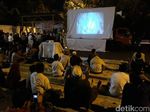 Nobar Film G30S/PKI Digelar di Depan Rumah Soeharto di Solo